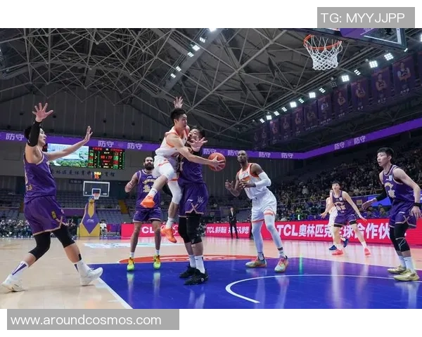 篮球运动员在赛场上的拼搏与人生背后的奋斗故事